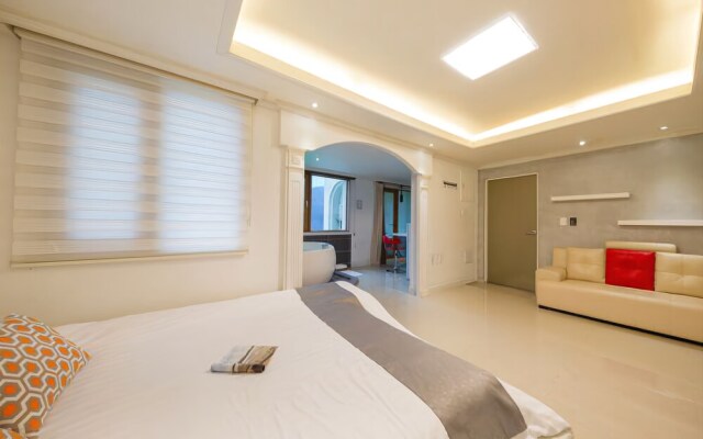 Nami Island Thira Pension