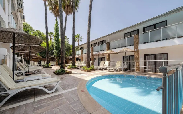 Tropic Beach Club Side
