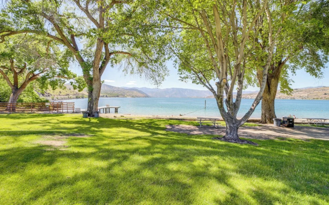 Resort Getaway on Lake Chelan: Pool + Beach Access