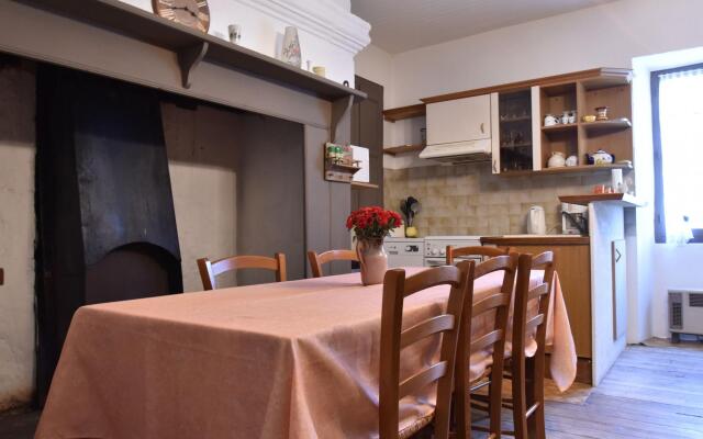 Vintage Holiday Home in Besse with Swimming Pool