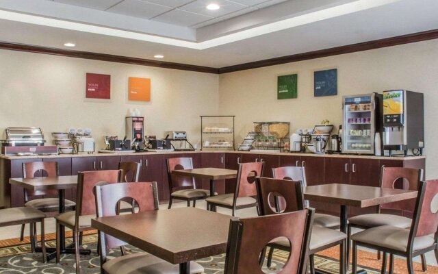 Comfort Inn & Suites Farmington - Victor