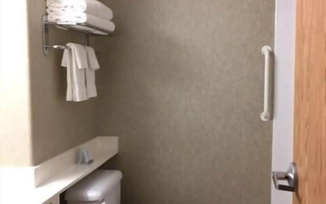 Holiday Inn Express Salmon Arm