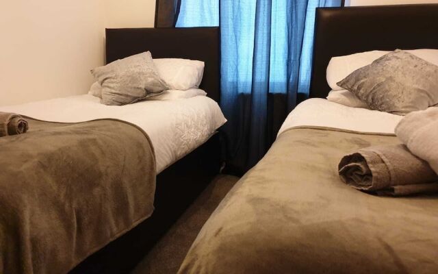 2 Bed Apartment B70 off M6 With Free Parking