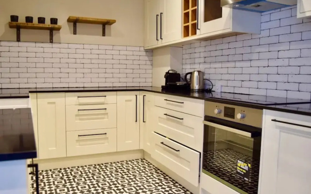 Spacious 1 Bedroom Flat With Garden