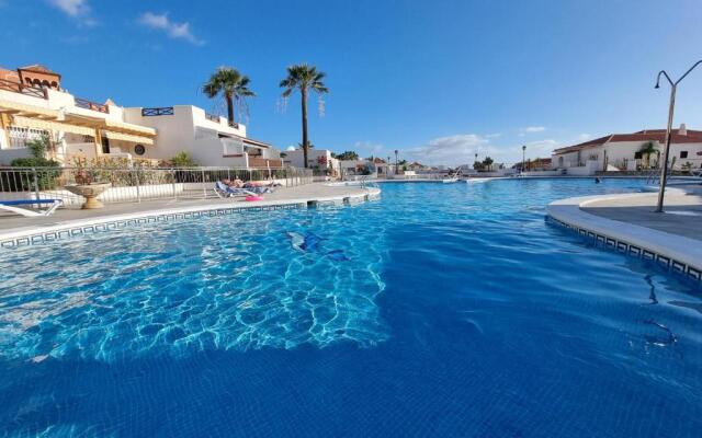 Casa Playa del Duque 2 in 1st sea line directly at the beach, heated pool, Wifi