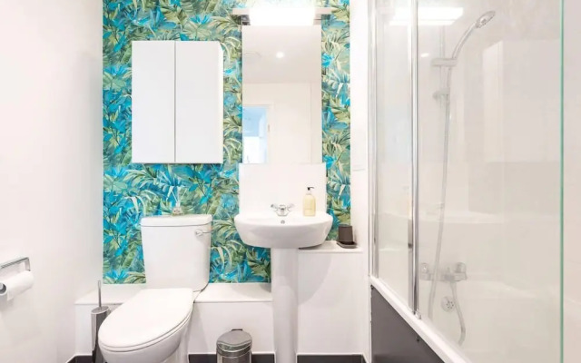 Beautiful 2 Bed Penthouse With Balcony Views Ldn