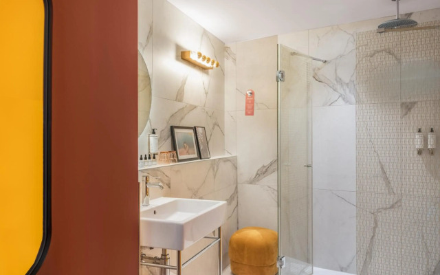 Seven Hotel Paris