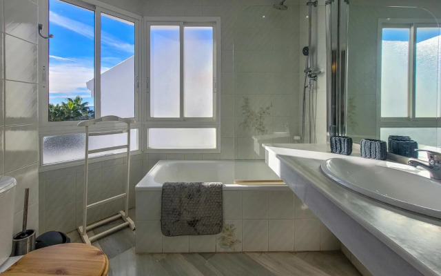 Cozy 2BR apt with sea views WIFI AC PARKING