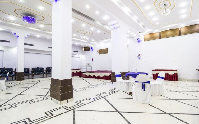 FabHotel Mayfair Inn