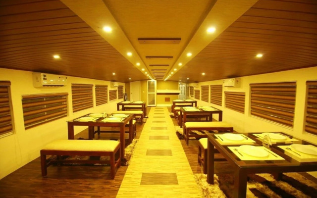 Mass Holidays Houseboat