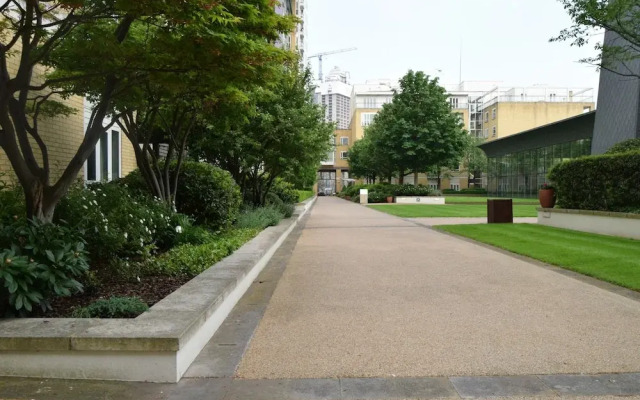 2 Bedroom Flat in Canary Wharf With Balcony