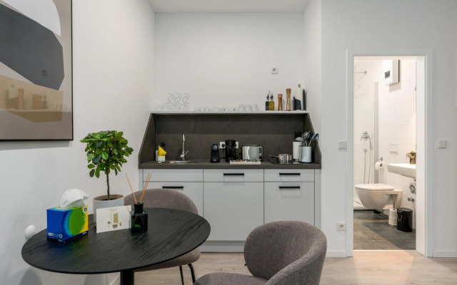 BRIGHT: Stylish & Central - Kitchen - Netflix