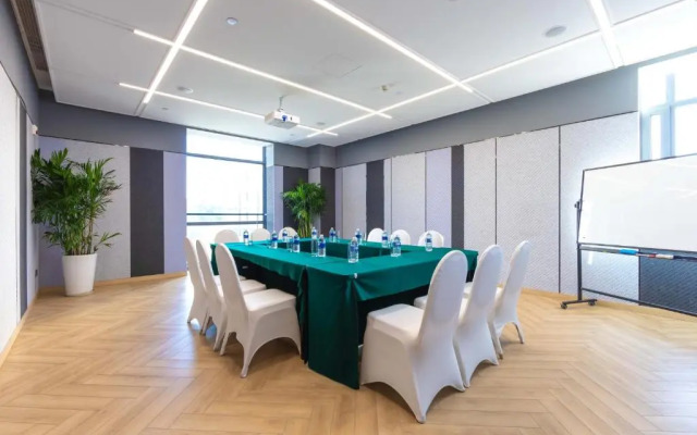 Holiday Inn Express Shanghai Pudong Airport