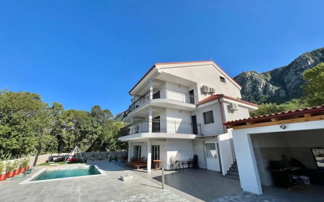 Large Holiday House With Swimming Pool and Terrace