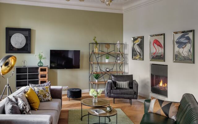 MN6 Luxury Suites by Adrez Living