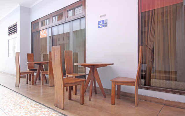 RedDoorz near Hartono Mall 3