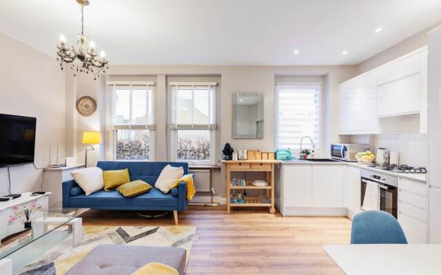 Modern 2 bed Flat, West Kensington, Sleeps 4