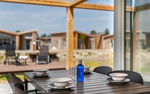 Detached Luxurious Lodge With Washingmachine, Near the Beach