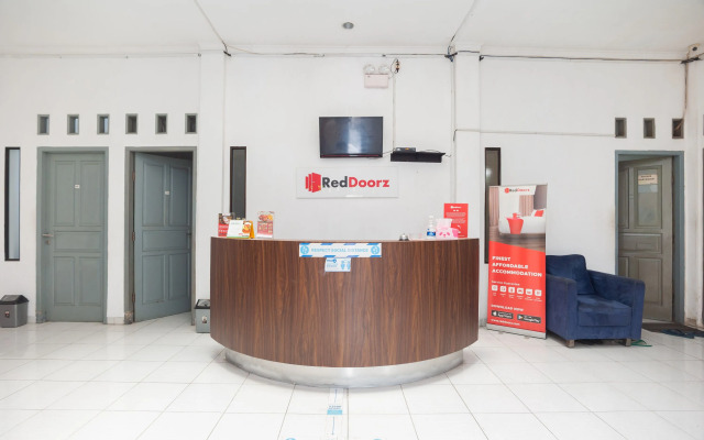 RedDoorz Syariah near Grand Galaxy Park