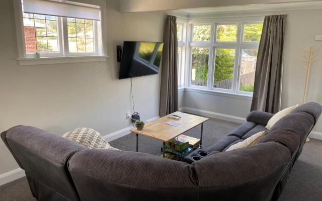Ivy Cottage - Stylish, Spacious & Near Amenities – Hotel Rooms – Upper Hutt