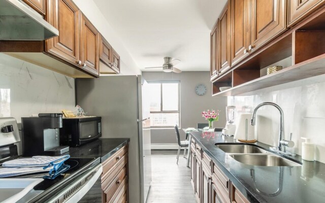 Spacious 2BR Apt With King bed Near DT Hamilton