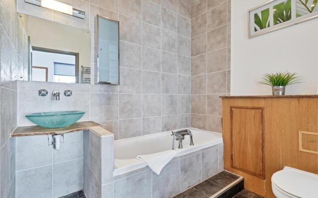 Sunshine Central House | Large luxury group house | Roof terrace | Fast Wifi