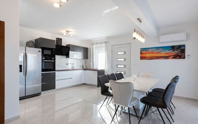 Bright Holiday Home in Jasenice With Beach Nearby