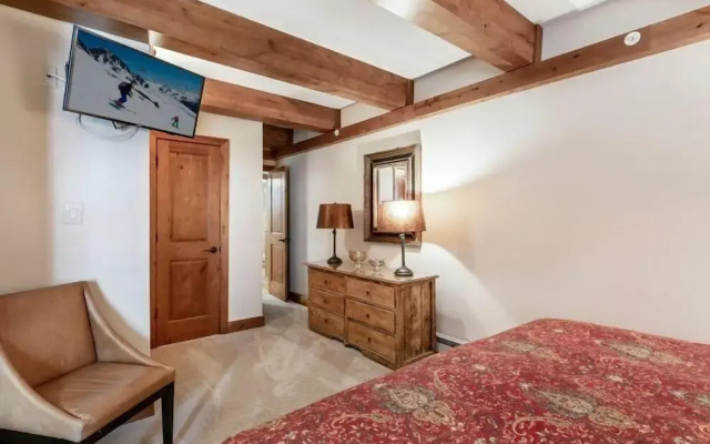 1 Bedroom Antlers Vacation Rental With Incredible Slopeside Views and Just a Short Walk to Gondola and Lionshead Village