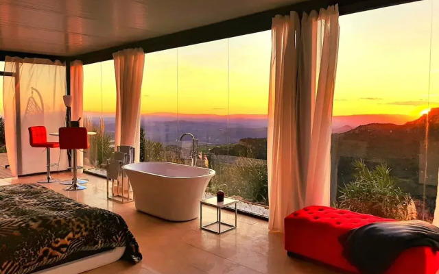 Stylish, Beautiful and Exotic Oleandro Glass Suite