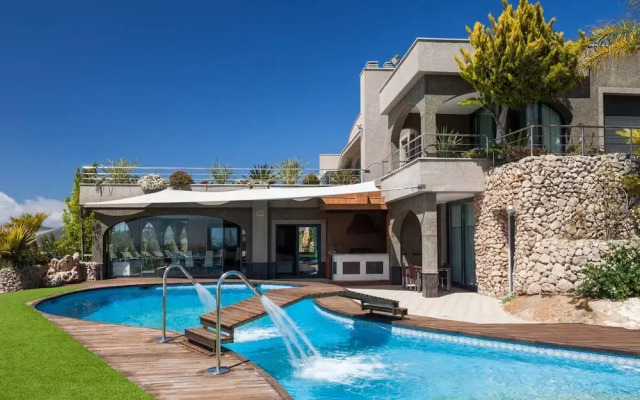 Villa With Direct sea Access