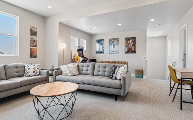 Family Desert Oasis 5 Bedroom Home