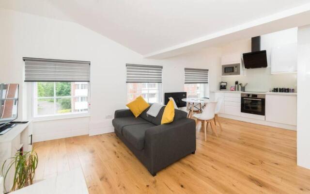 Spacious 1-BDR in central Reading w/ free parking