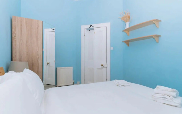 Spacious 3 Bedroom Flat in Edinburgh