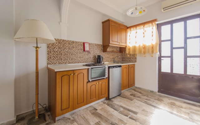 Makis Studios & Apartments