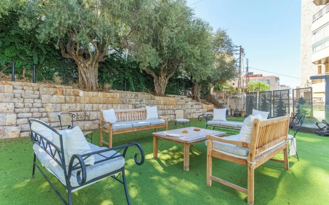 GlassHaus Rooftop 2-BR & Pool in Ghazir