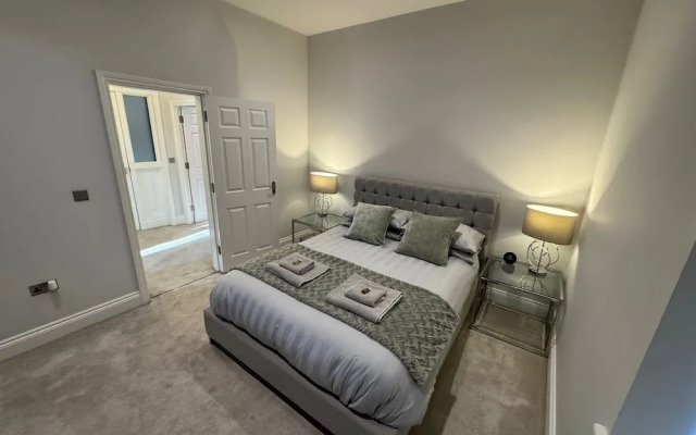 Luxury Full Apartment Free Secure Parking King bed