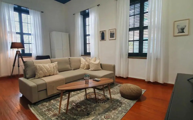 Phaedrus Living: Cozy Down Town House Aischylou