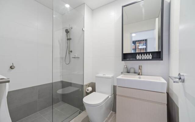 HomeHotel Walking Distance to Train & Westfield