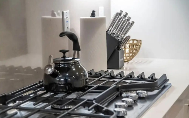 Master Bedroom With King Bed Central Location