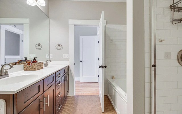 Vibrant Downtown Cincinnati Townhome w/ Sauna!