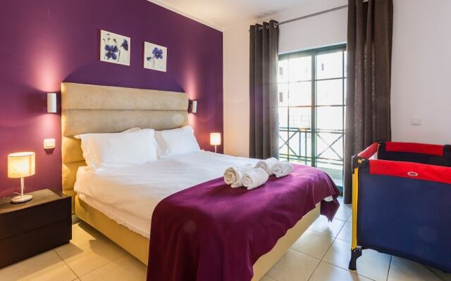 Central Albufeira 2-B Apt, Sleeps 6, Pool, Parking