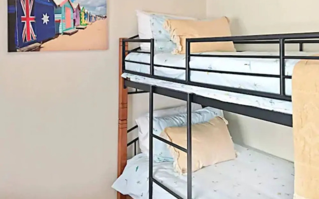 Sun, Beach, Shops, Wifi, Netflix