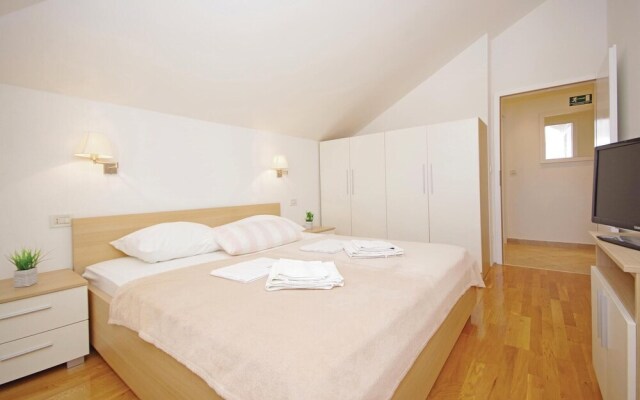 Beautiful Home in Makarska With Wifi and 2 Bedrooms