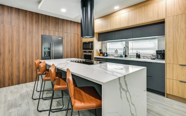 Modern Lakeland Golf Retreat w/ Putting Green
