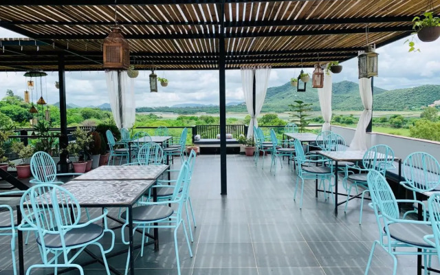 The Sierra - By The Lake