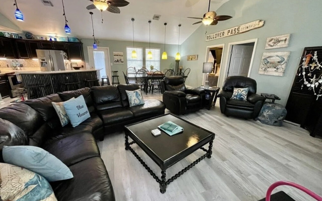 1931 Avenue F House by RedAwning