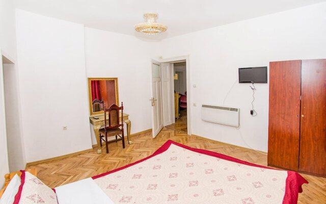 Ivani Hostel and B&B