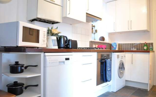 Spacious 2 Bedroom Home In Kensington