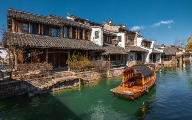 Puyuan fashion ancient town theme inn