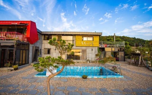 Nonsan Lake and Sunset Pension